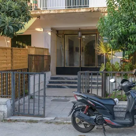 Bright Newly Renovated Near & Center+ac *