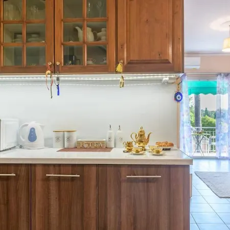 Bright Newly Renovated Near & Center+ac *