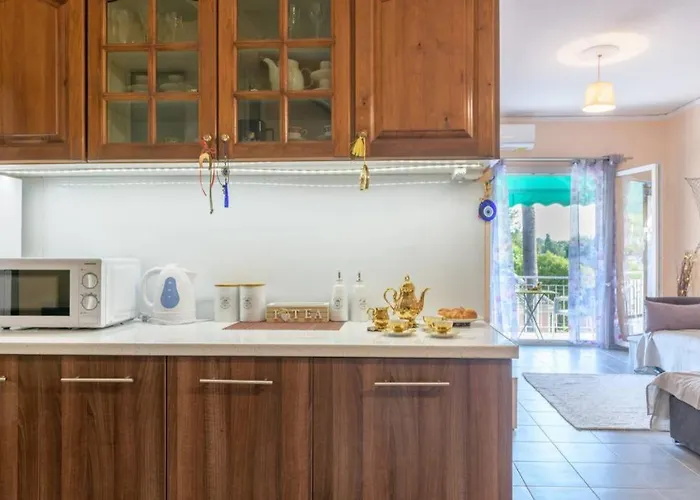 Bright Newly Renovated Near & Center+ac *