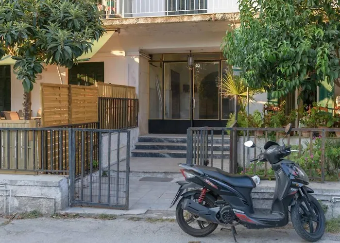 Bright Newly Renovated Near & Center+ac *